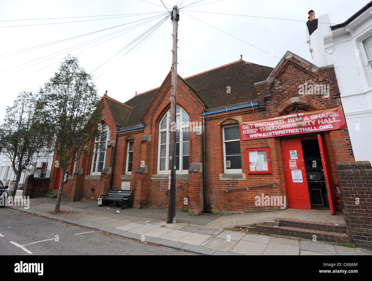 I residenti locali della campagna THEHALLGETINVOLVED per salvare l'Exeter Street Hall di Brighton offrono azioni in vendita nel Regno Unito Foto Stock