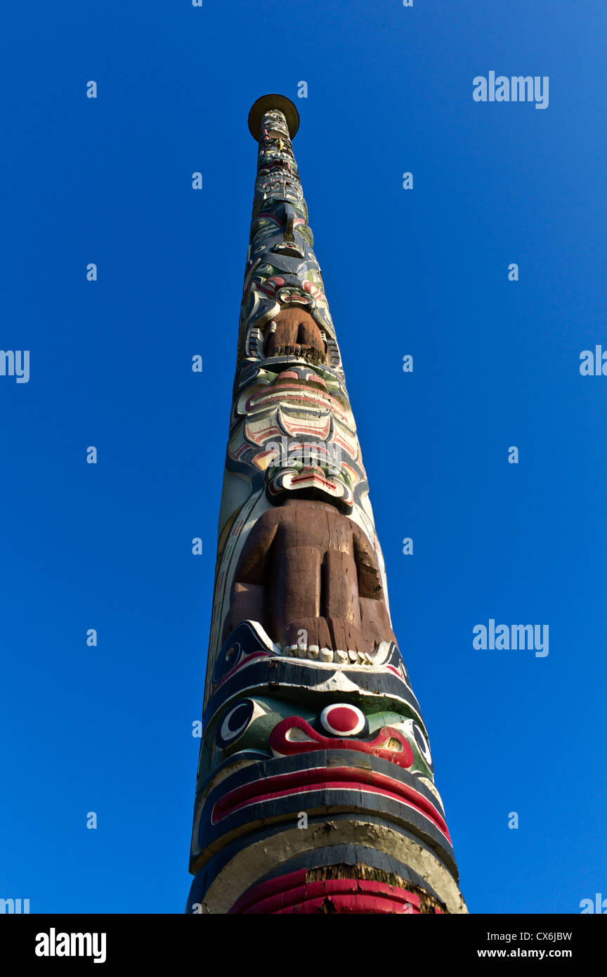 Dettagli su 100ft totem pole ,Virginia Water, Surrey da Mungo Martin, Capo della Kwakiuti Foto Stock