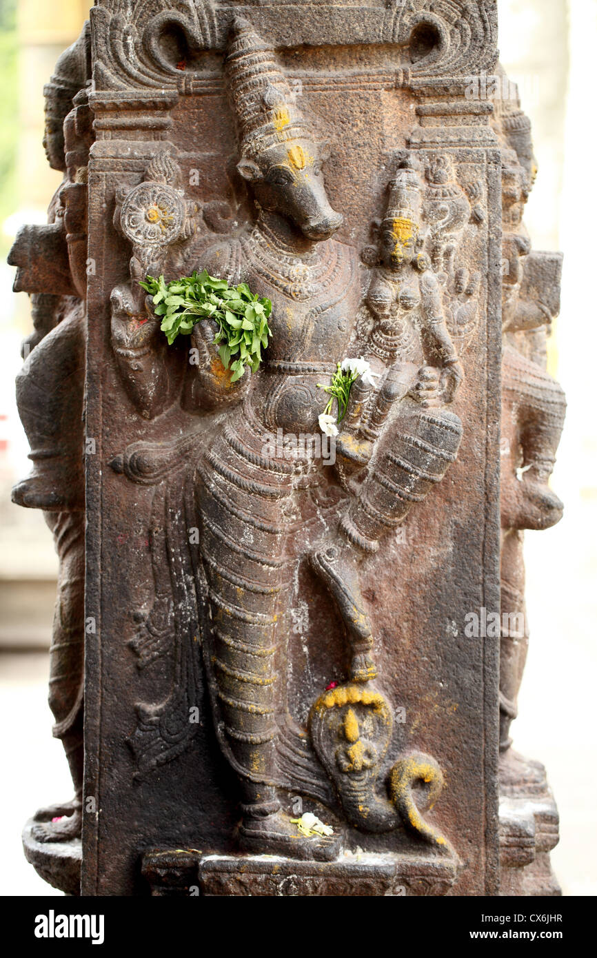 Antico tempio indù, sculture in pietra nel tempio di Varadaraja. Kanchipuram, Tamil Nadu, India Foto Stock