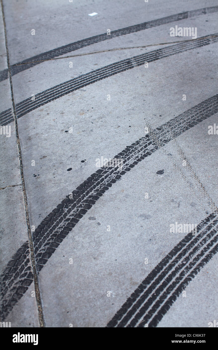 Tracce di pneumatici su calcestruzzo Foto Stock