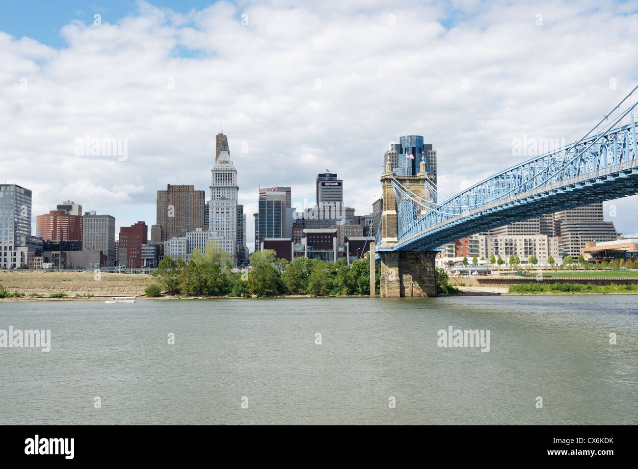 Roebling ponte sopra il fiume Ohio con la skyline di Cincinnati Foto Stock
