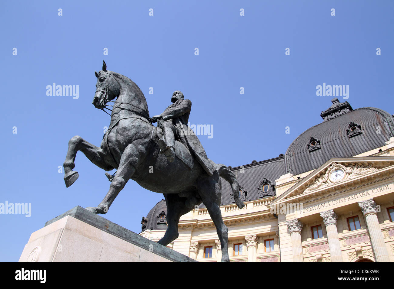 Re Carol I statua al di fuori della Biblioteca Centrale di Piazza della Rivoluzione, Bucarest, Romania Foto Stock