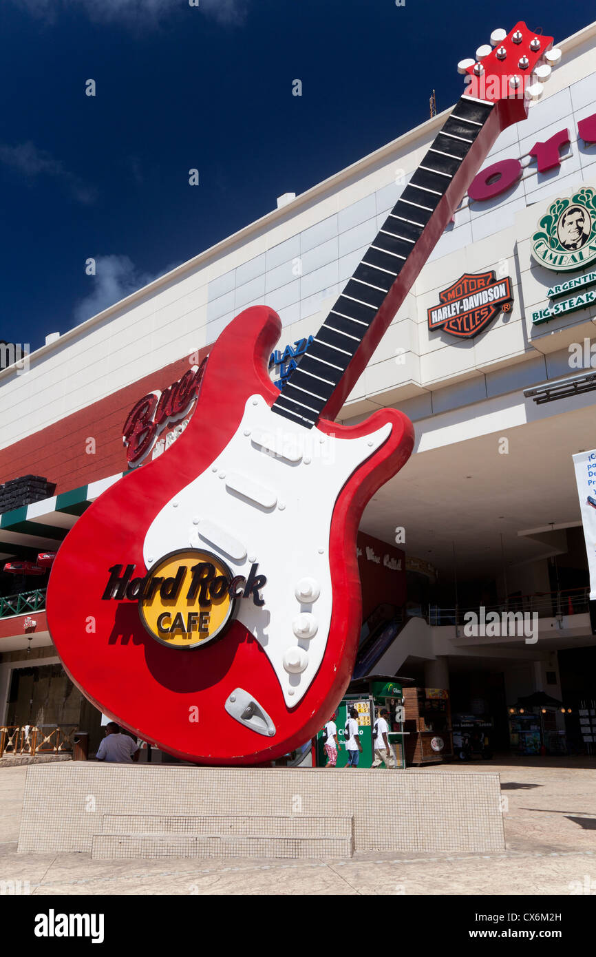 Segno sulla chitarra gigante pubblicità l'Hard Rock Cafe nella parte  anteriore del Forum dal mare Shopping Plaza, Cancun, Messico Foto stock -  Alamy