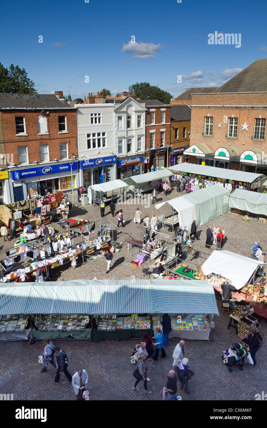 Il mercato all'aperto in Piazza del Mercato nel Lincolnshire città mercato di Gainsborough. Foto Stock