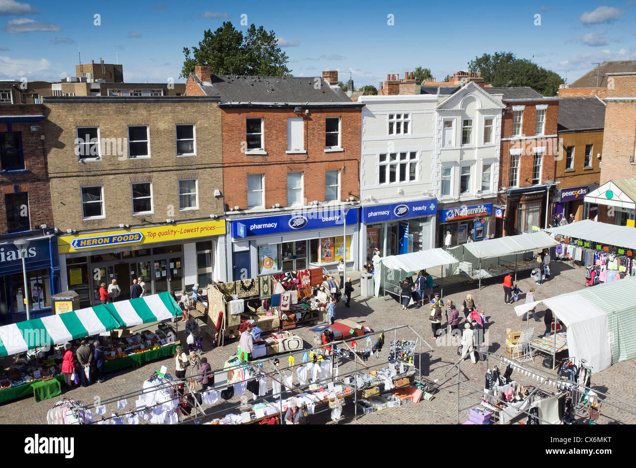 Il mercato all'aperto in Piazza del Mercato nel Lincolnshire città mercato di Gainsborough. Foto Stock