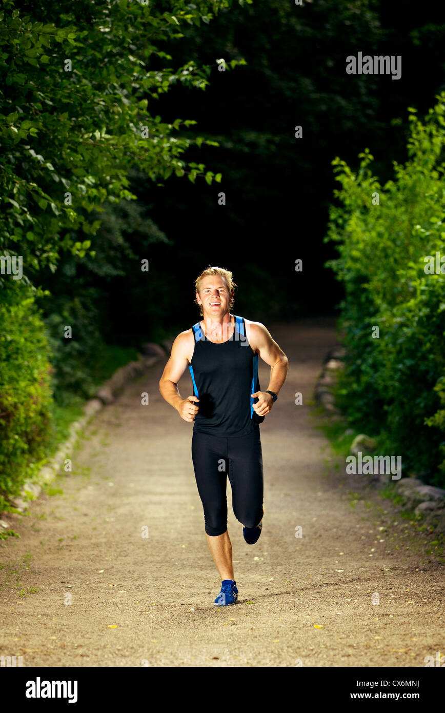 Atletica Giovane uomo in abbigliamento sportivo in esecuzione Foto stock -  Alamy