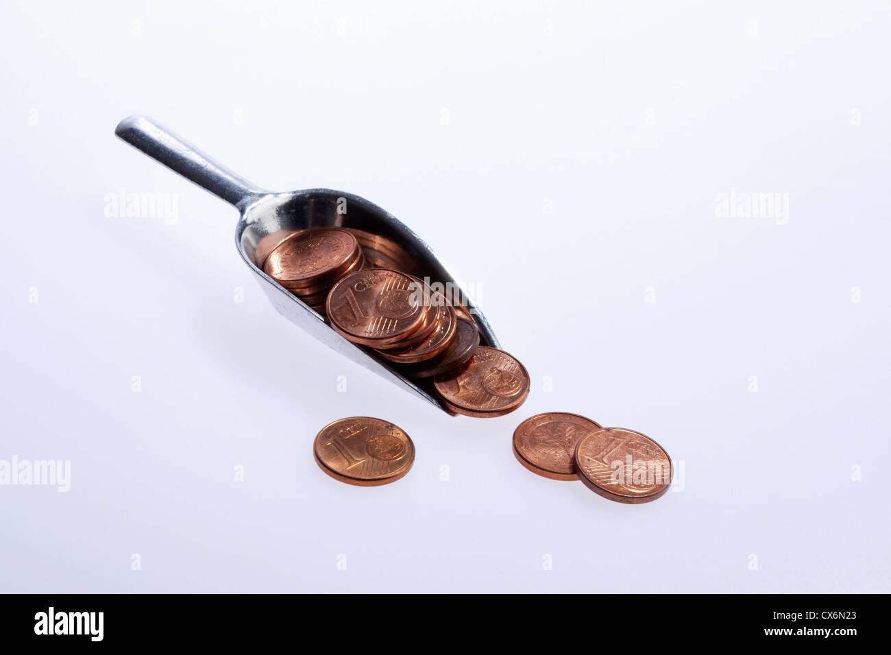 Uno scoop con un mucchio di un centesimo di Euro monete Foto Stock