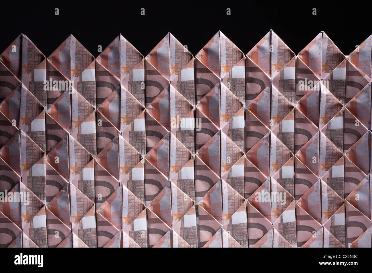 Dieci banconote in euro ripiegato in rombi e intrecciato Foto Stock
