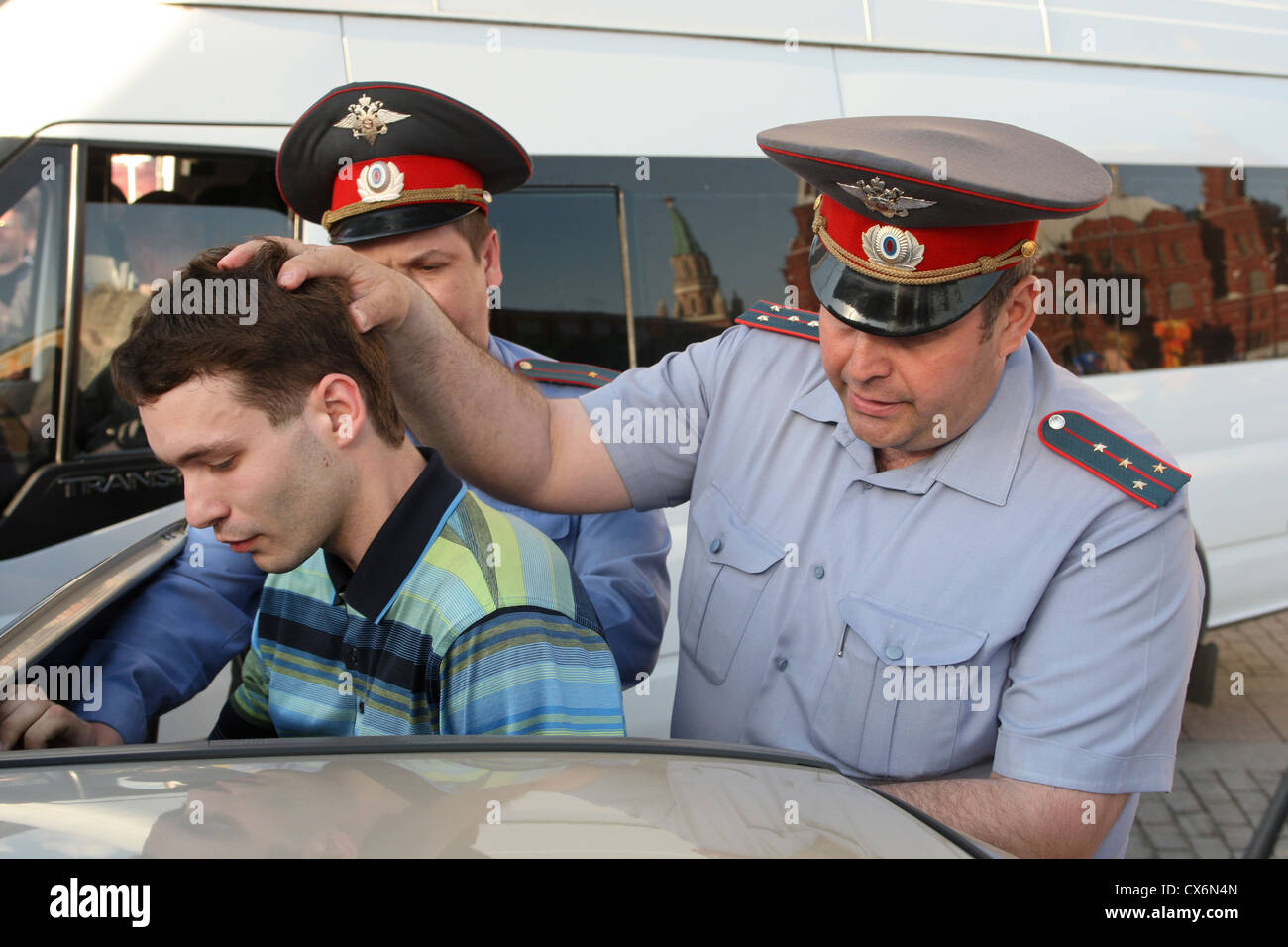 Arresto di polizia giovane manifestante a Mosca, Russia Foto Stock