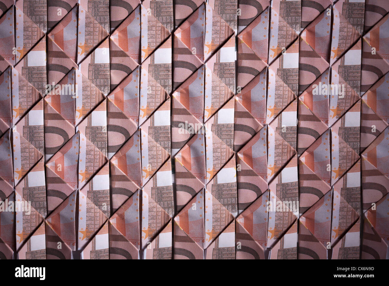 Dieci banconote in euro ripiegato in rombi e Interwoven, full frame Foto Stock