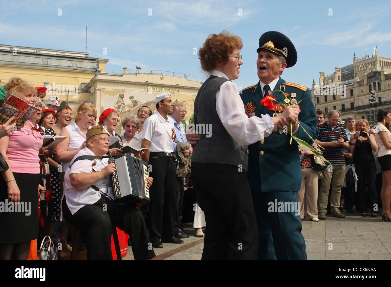 Federazione dei veterani di guerra che celebra la vittoria della seconda guerra mondiale sulla vittoria giorno vicino al Teatro Bolshoi di Mosca Foto Stock