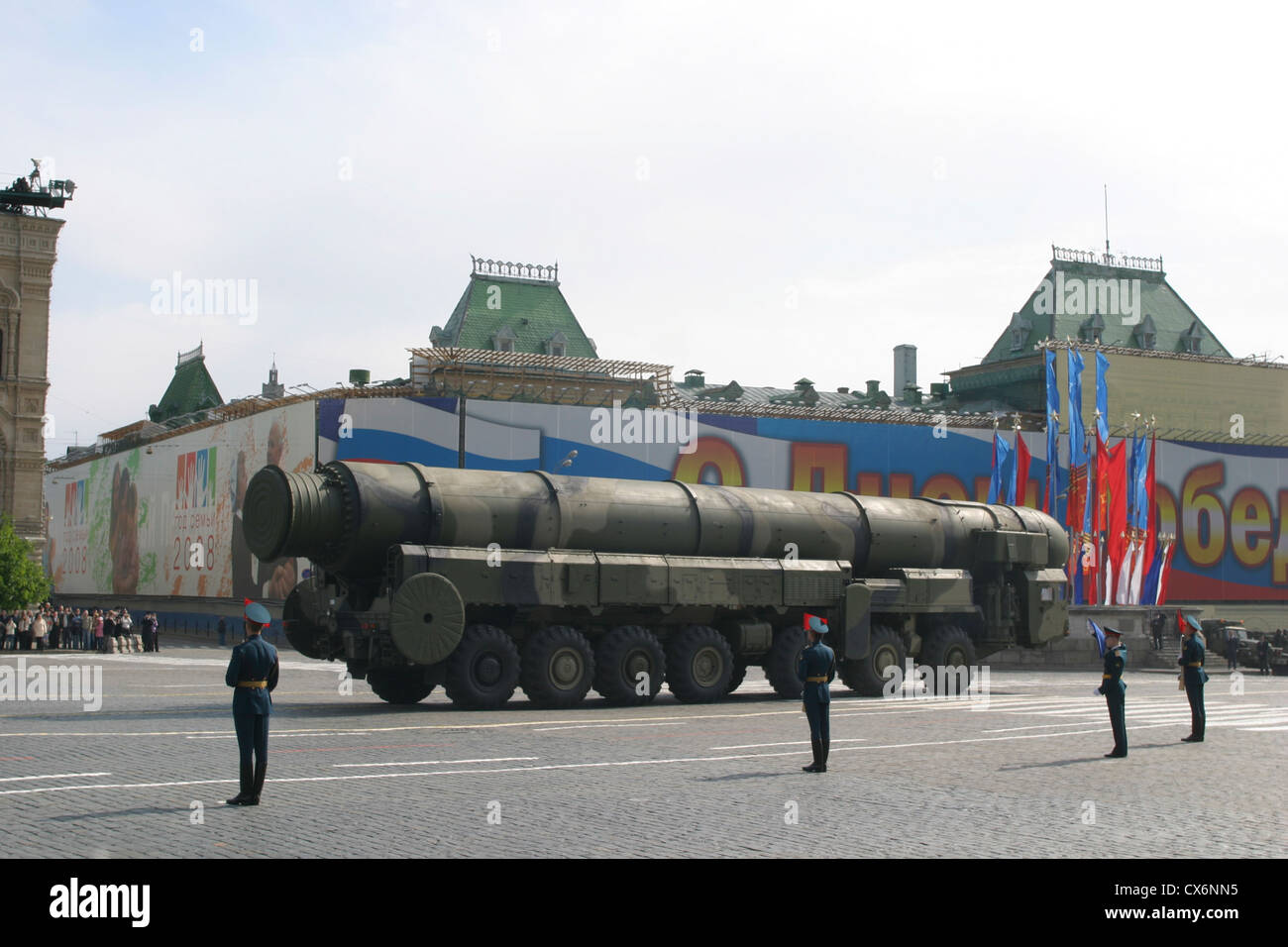 Vettore russo con Topol-M intercontinental missile balistico nella Piazza Rossa di Mosca, Russia, durante una parata militare Foto Stock