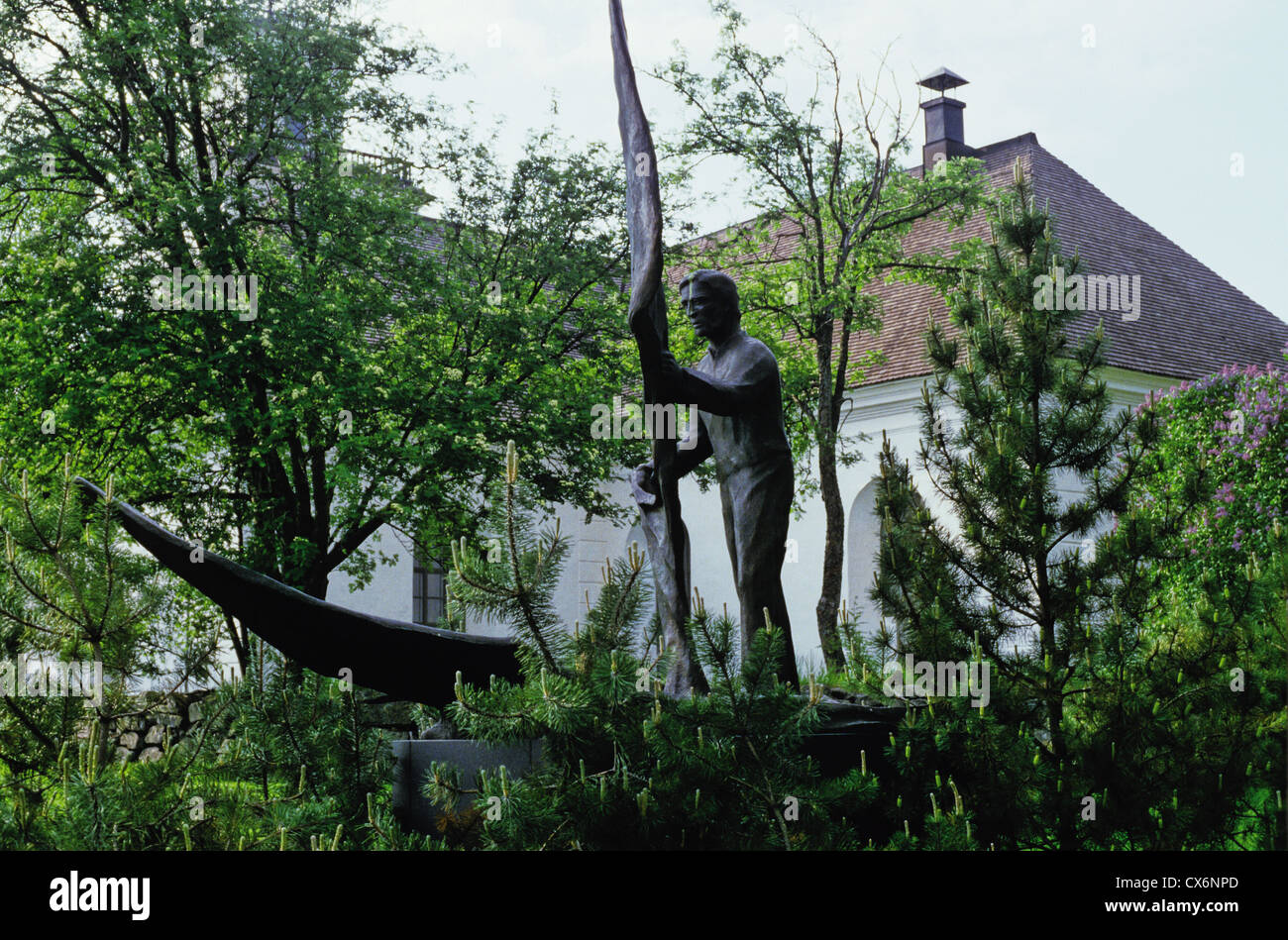 La scultura dalla Chiesa Kaarlela intitolato Elämän Pursi (la barca della vita) da Risto Saalasti a Kokkola, Finlandia Foto Stock