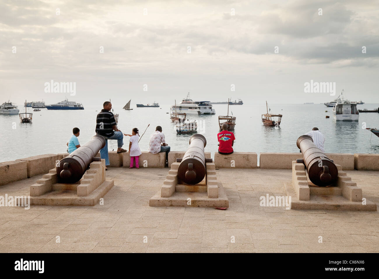 Un locale famiglia africana presso il porto di sera, Stone Town Zanzibar, Africa Foto Stock
