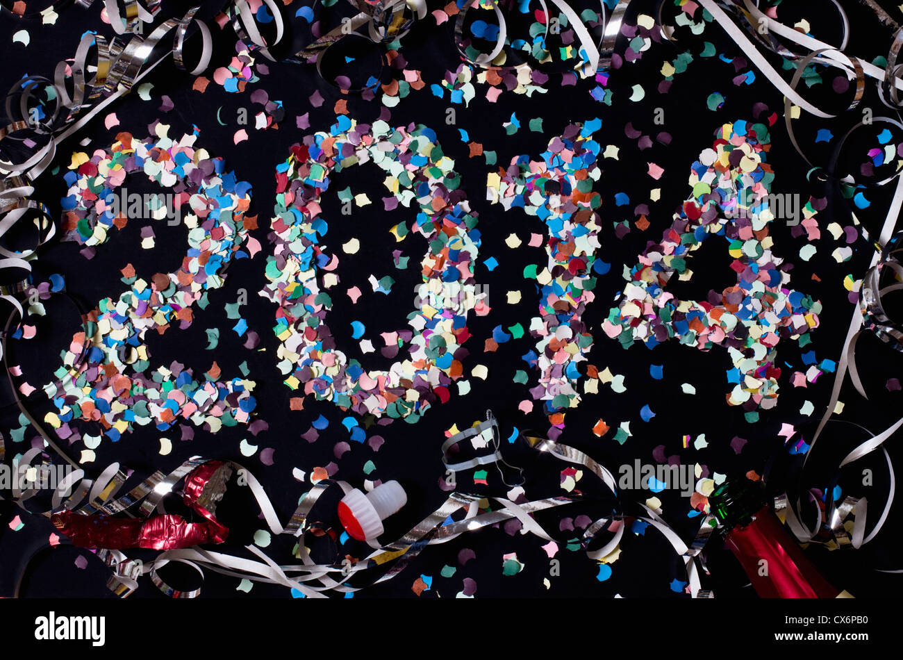 L'anno 2014 sillabato con coriandoli e circondato da stelle filanti Foto Stock