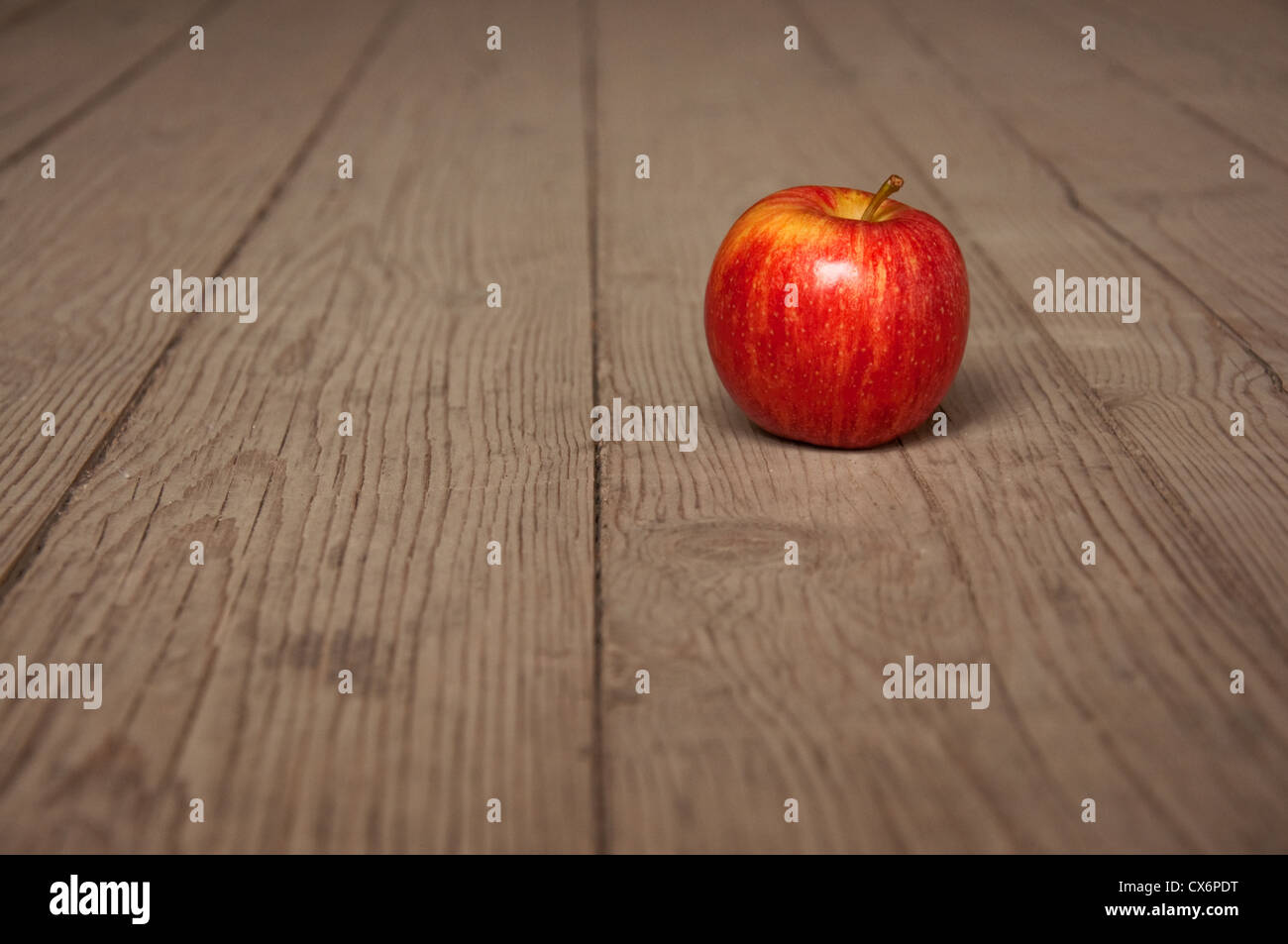 Saporita mela rossa sulla tavola; agricoltura immagine di sfondo - la produzione di alimenti biologici Foto Stock