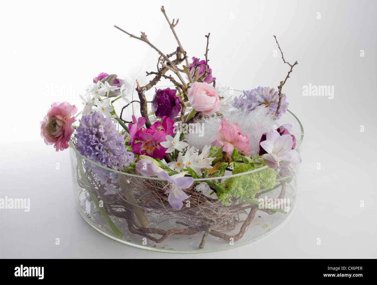 Un intestino di vetro vaso con una disposizione di varie specie di fiori Foto Stock