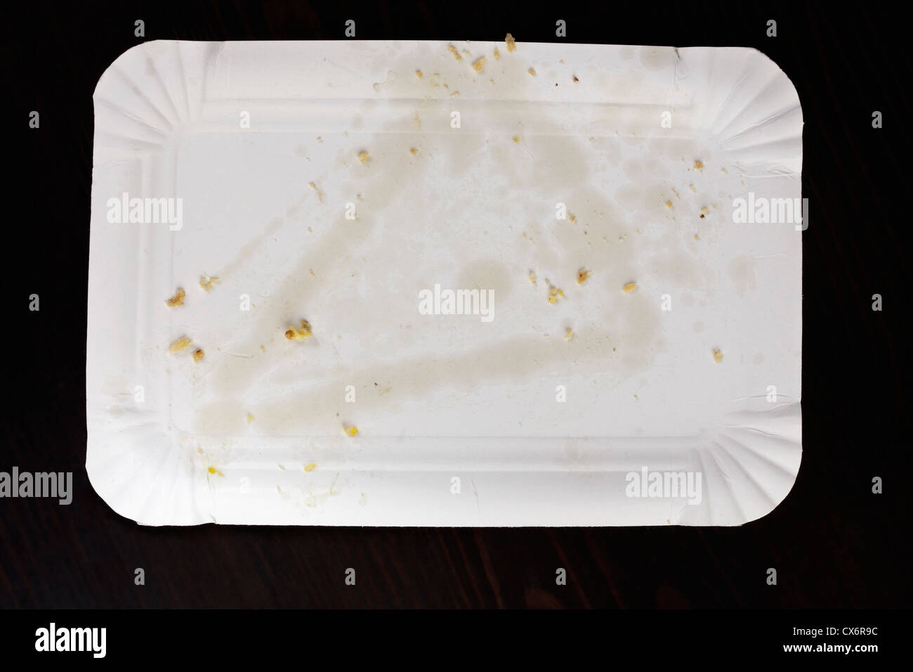 Macchia di grasso da trancio di pizza sul piatto di carta Foto Stock