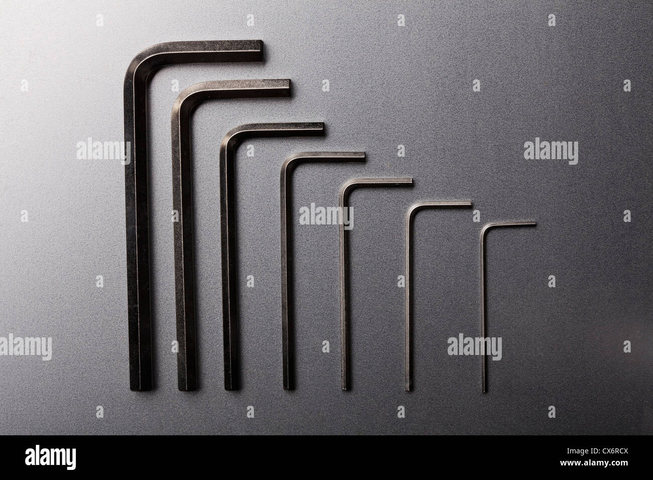 Varie dimensioni di chiavi a brugola in una fila ordinata Foto Stock