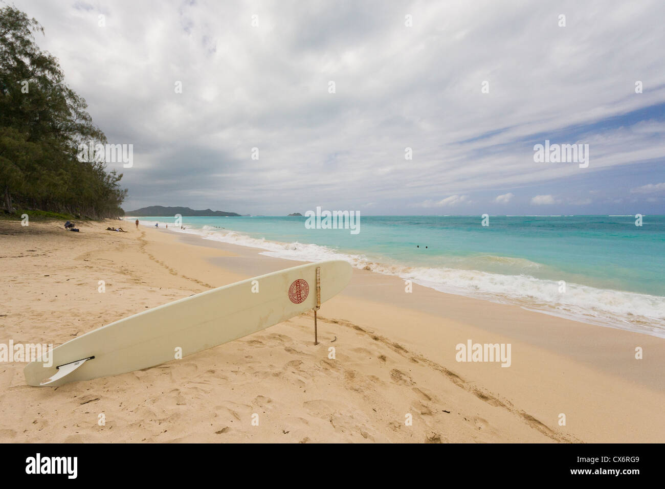 Life Guard surf su una spiaggia lungo il litorale di Oahu Island, Hawaii Foto Stock