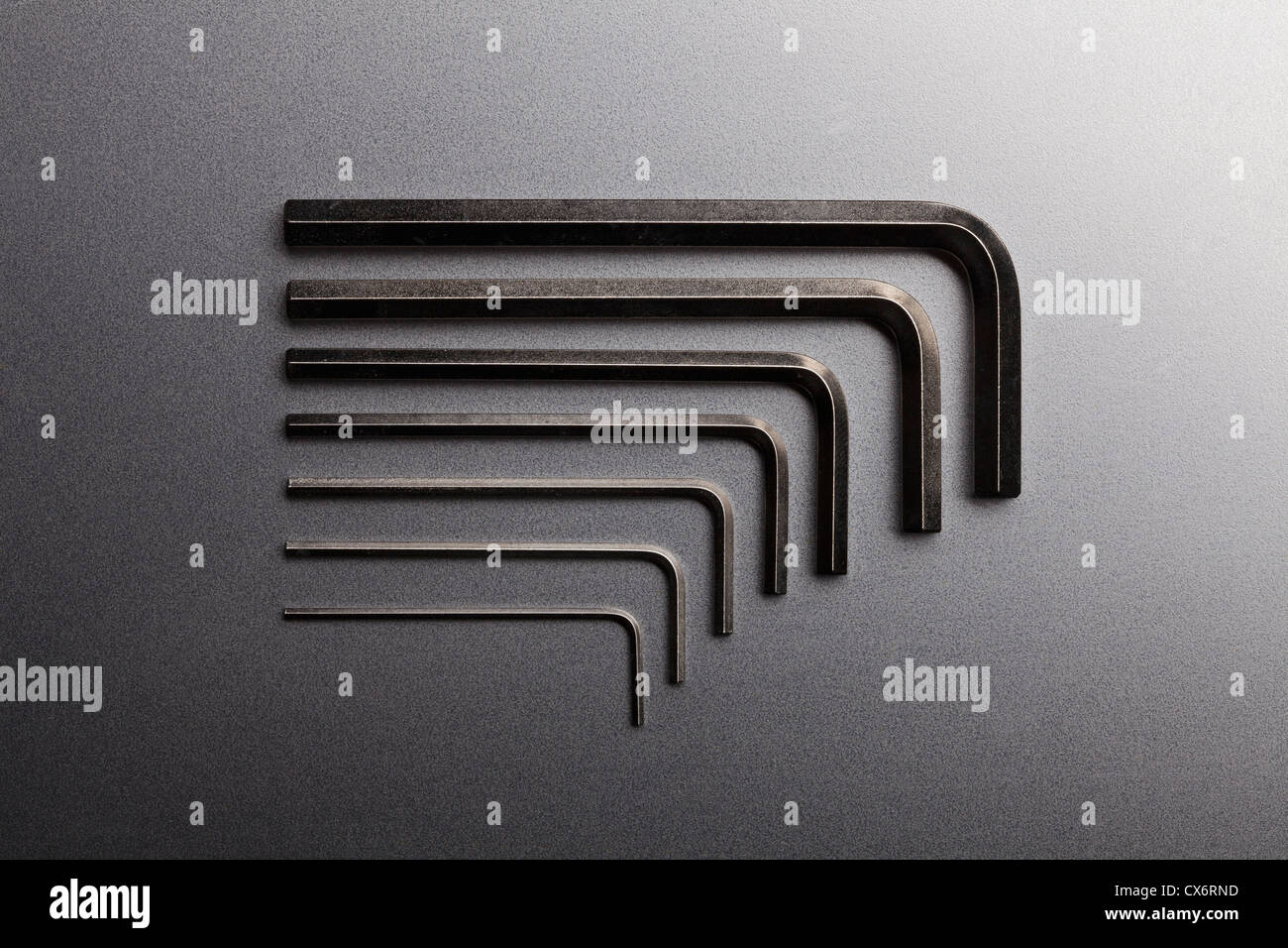 Varie dimensioni di chiavi a brugola in una fila ordinata Foto Stock
