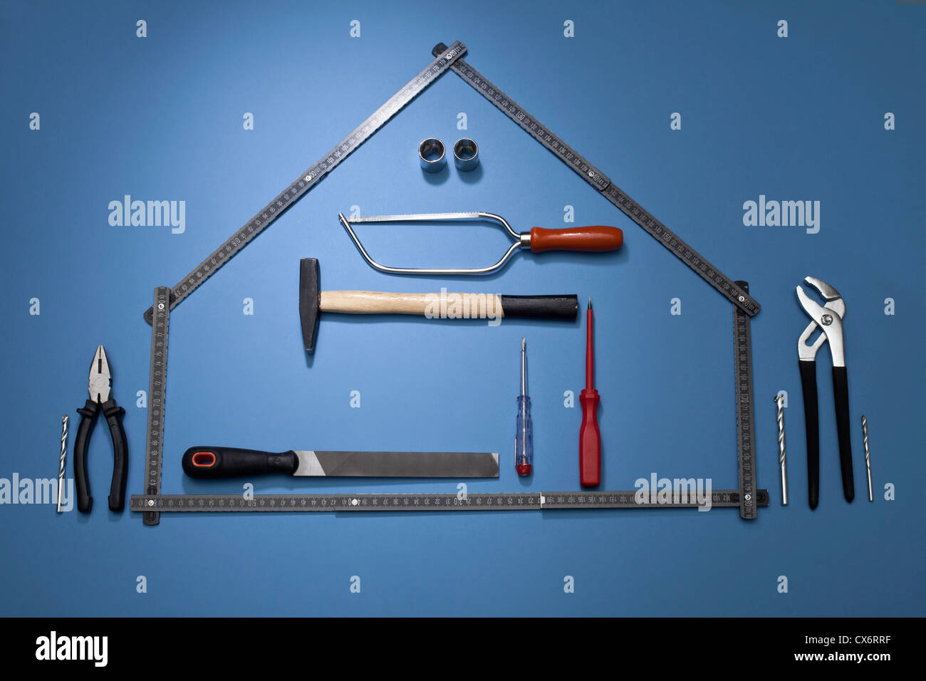 Un righello di piega disposti ad assomigliare a una casa con vari strumenti di lavoro Foto Stock