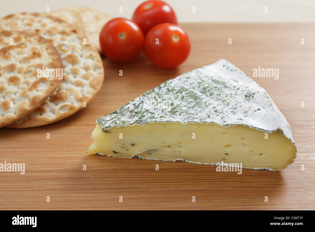 Una con formaggi erborinati un francese brie, cracker e pomodori. Foto Stock
