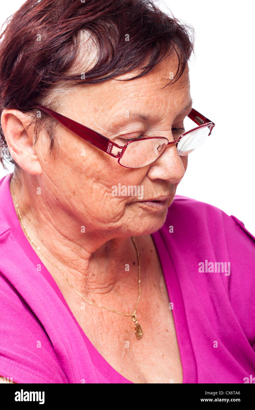 Close up pensieroso senior donna, isolati su sfondo bianco. Foto Stock