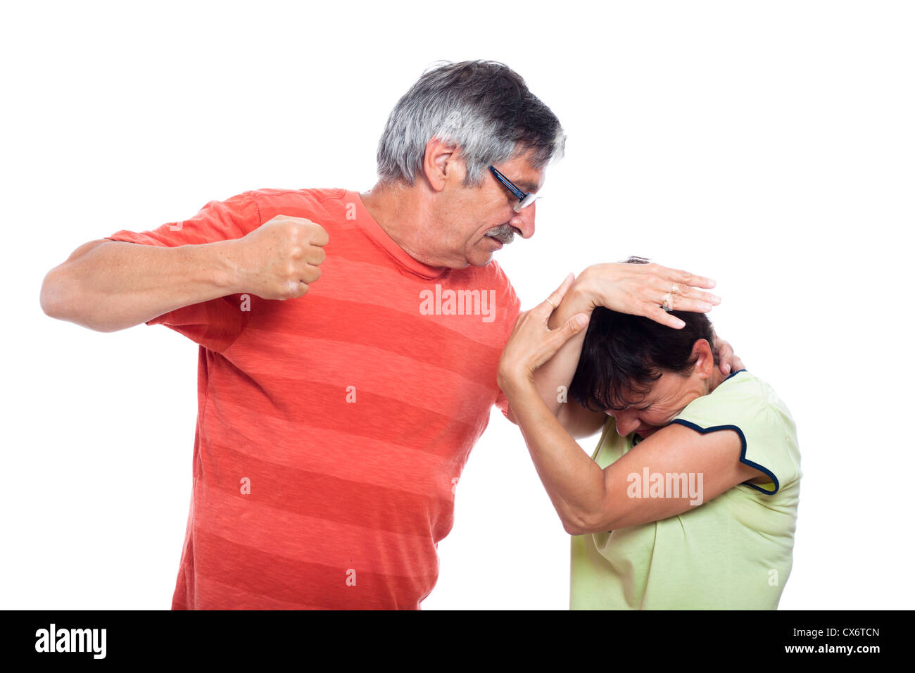 La violenza domestica il concetto di abuso, foto di aggressiva di uomo e donna infelice, isolato su sfondo bianco. Foto Stock
