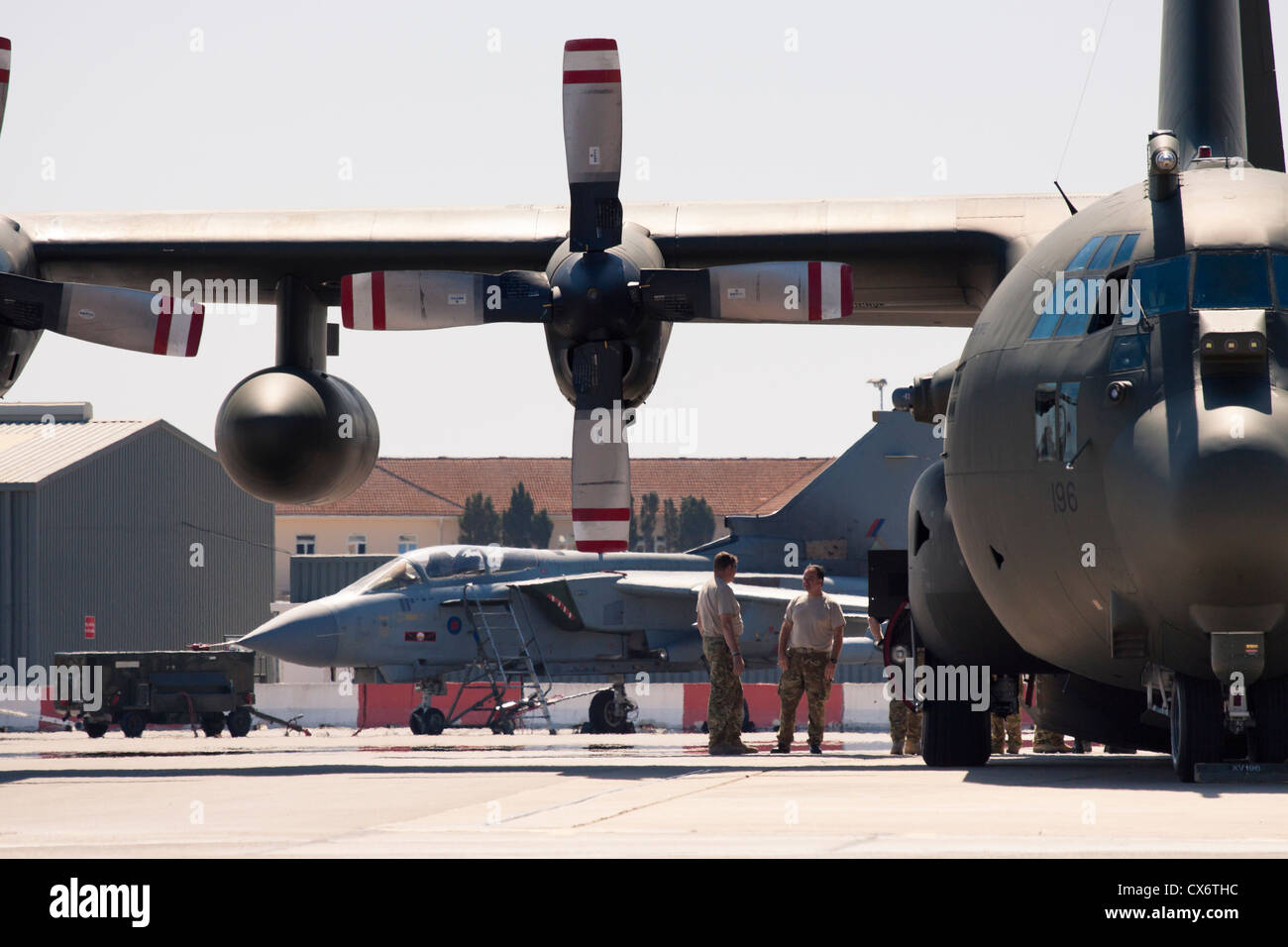 Dettaglio del Lockheed C-130 Hercules a turboelica i velivoli militari da trasporto a RAF aeroporto di Gibilterra. 2 luglio 2012, Gibilterra, Regno Unito. Foto Stock
