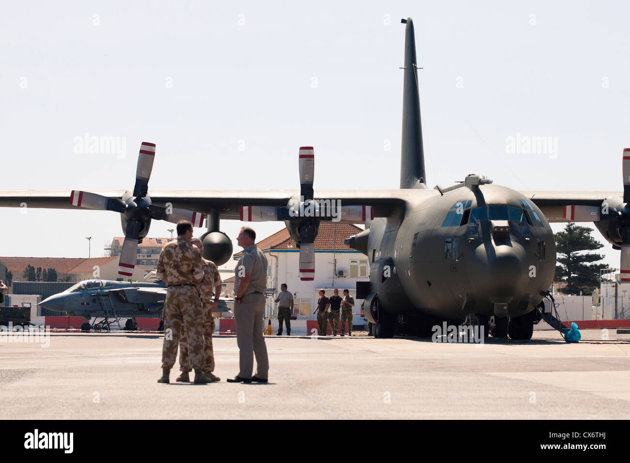 Lockheed C-130 Hercules a turboelica i velivoli militari da trasporto a RAF aeroporto di Gibilterra. 2 luglio 2012, Gibilterra, Regno Unito. Foto Stock