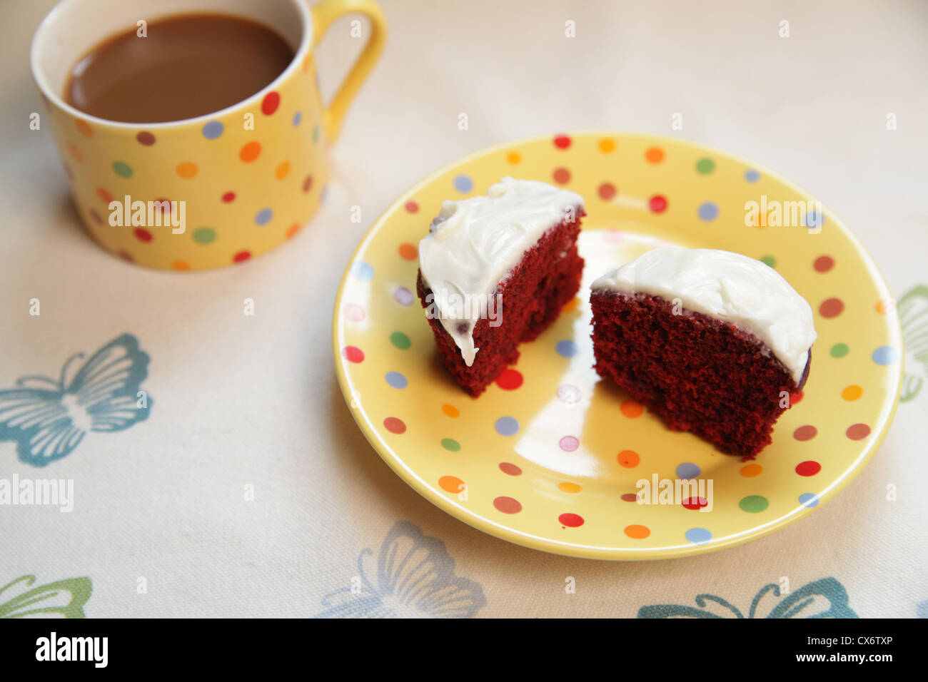 In casa Red Velvet Cupcake con la glassa con una tazza di caffè Foto Stock