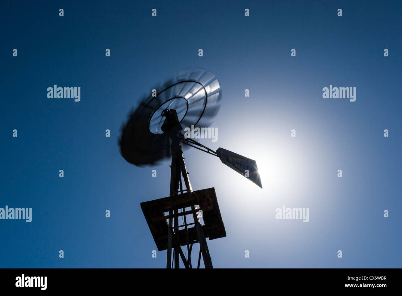 Mulino a vento Silhouette con sun effetto burst, in 'Parco nazionale di Big Bend' Foto Stock