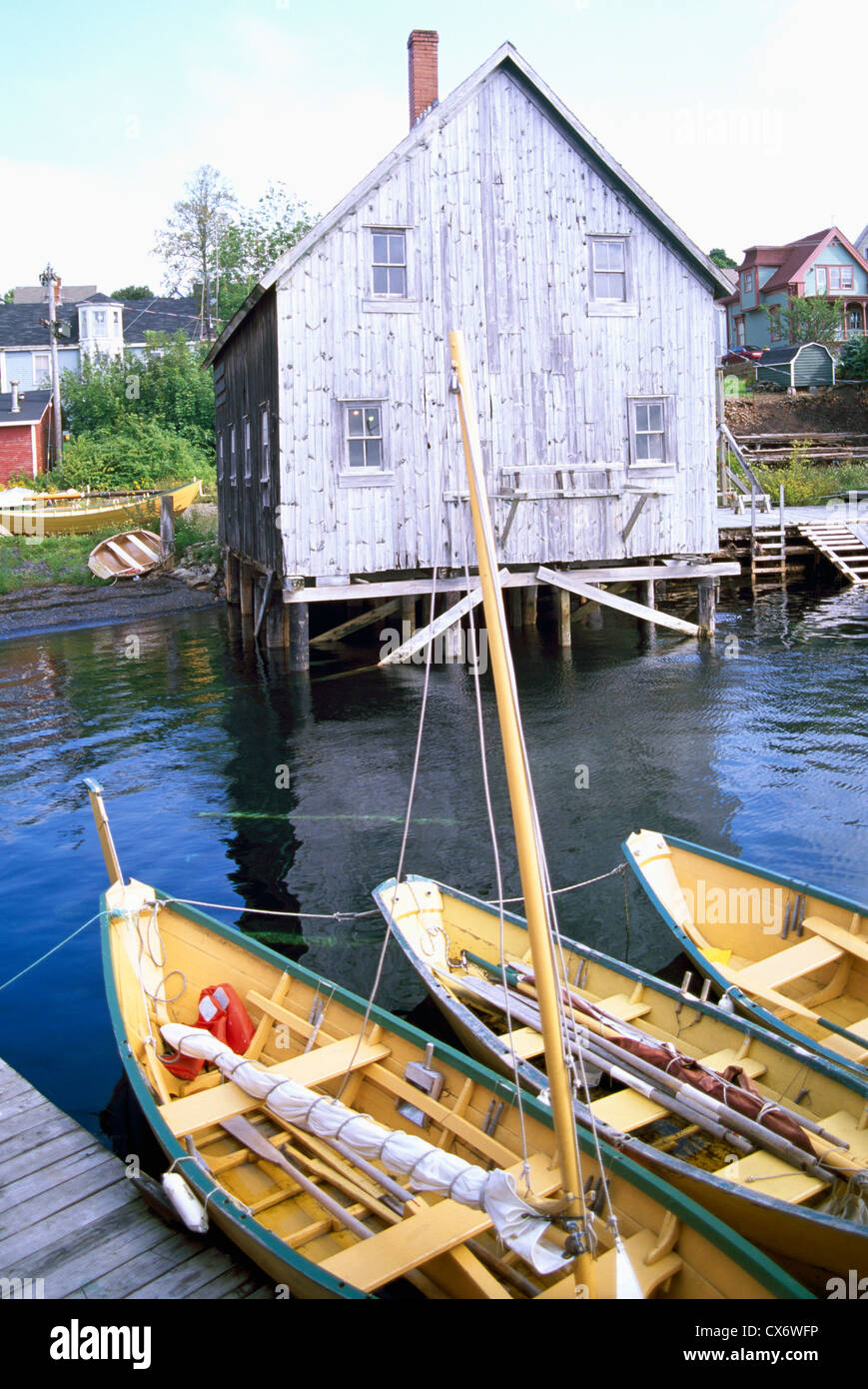 Il Vecchio Lunenburg, Nova Scotia, Canada - La storica Dory Shop e classiche in legno Dories legata a un Dock lungo waterfront Foto Stock