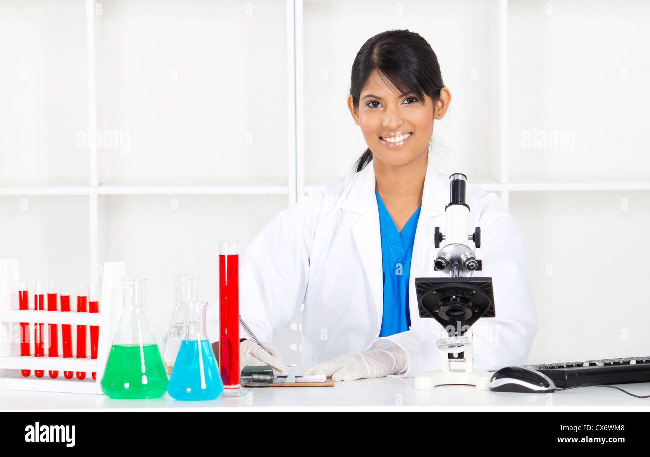 Bella femmina indiano scienza ricercatore in laboratorio Foto Stock