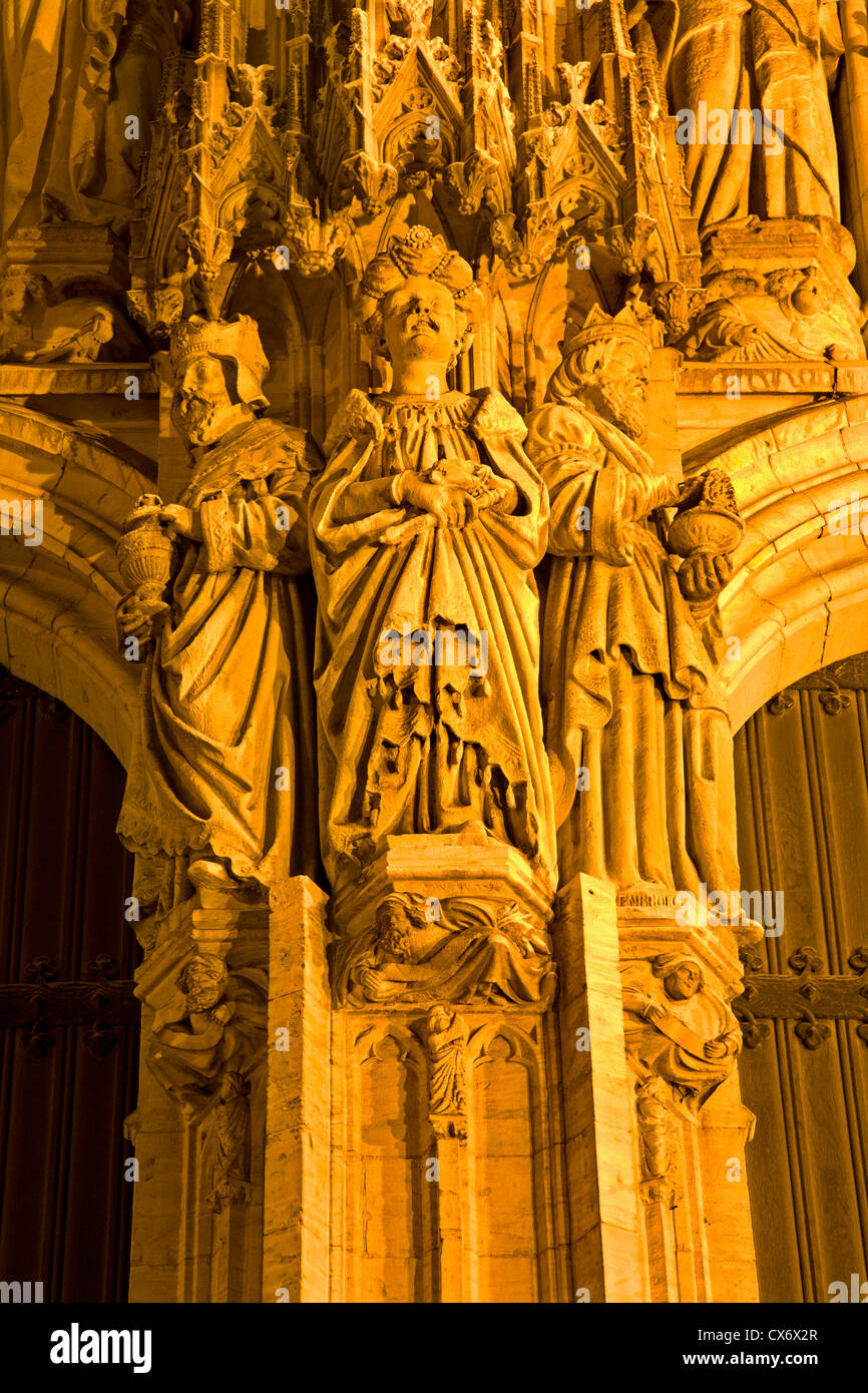 Bruxelles - 21 giugno: notturni di dettaglio dal portale principale di San Michele e Santa Gudula cattedrale gotica a giugno 21, 2012 in Br Foto Stock