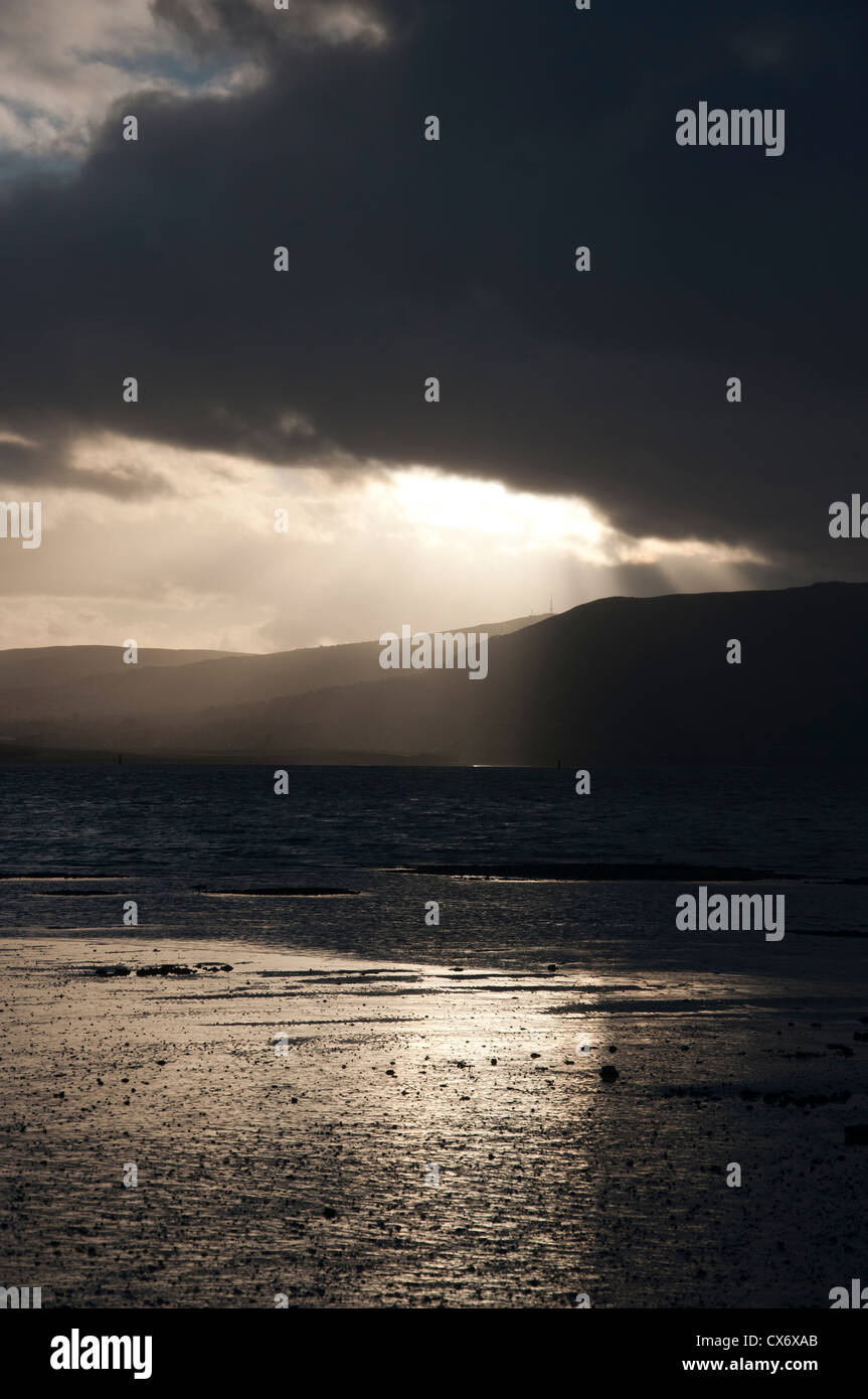 Nuvole temporalesche su Cavehill Carnmoney colline Belfast Lough Foto Stock