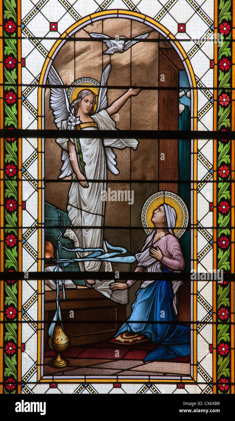 LEVOCA - 1 agosto: Annunciazione dal vetro di finestra nella Basilica della Visitazione della Vergine Maria il 1 agosto 2012 a Levoca, Slovacchia. Foto Stock