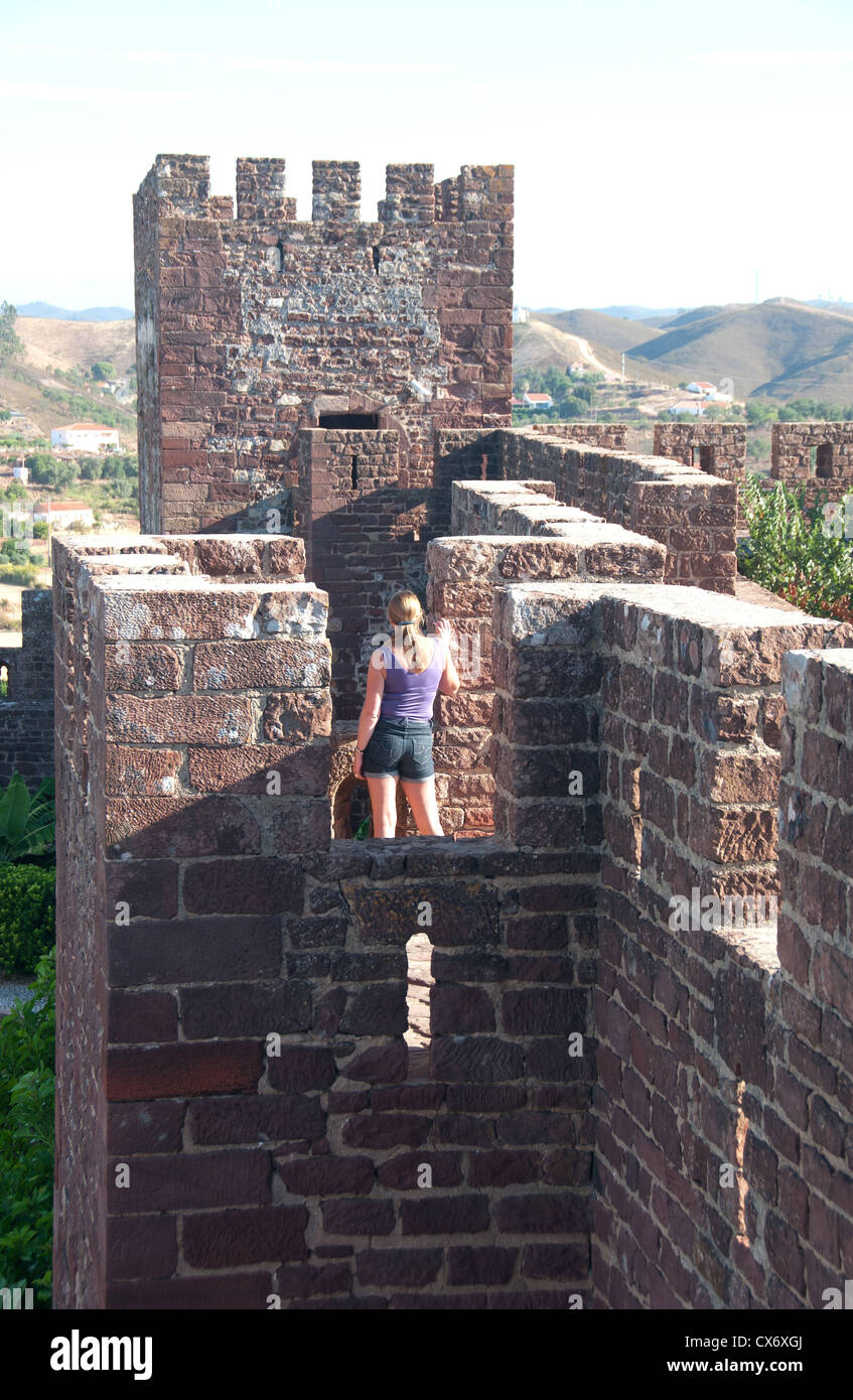 ALGARVE, Portogallo. Le mura merlate e torri del castello moresco a Silves. 2012. Foto Stock