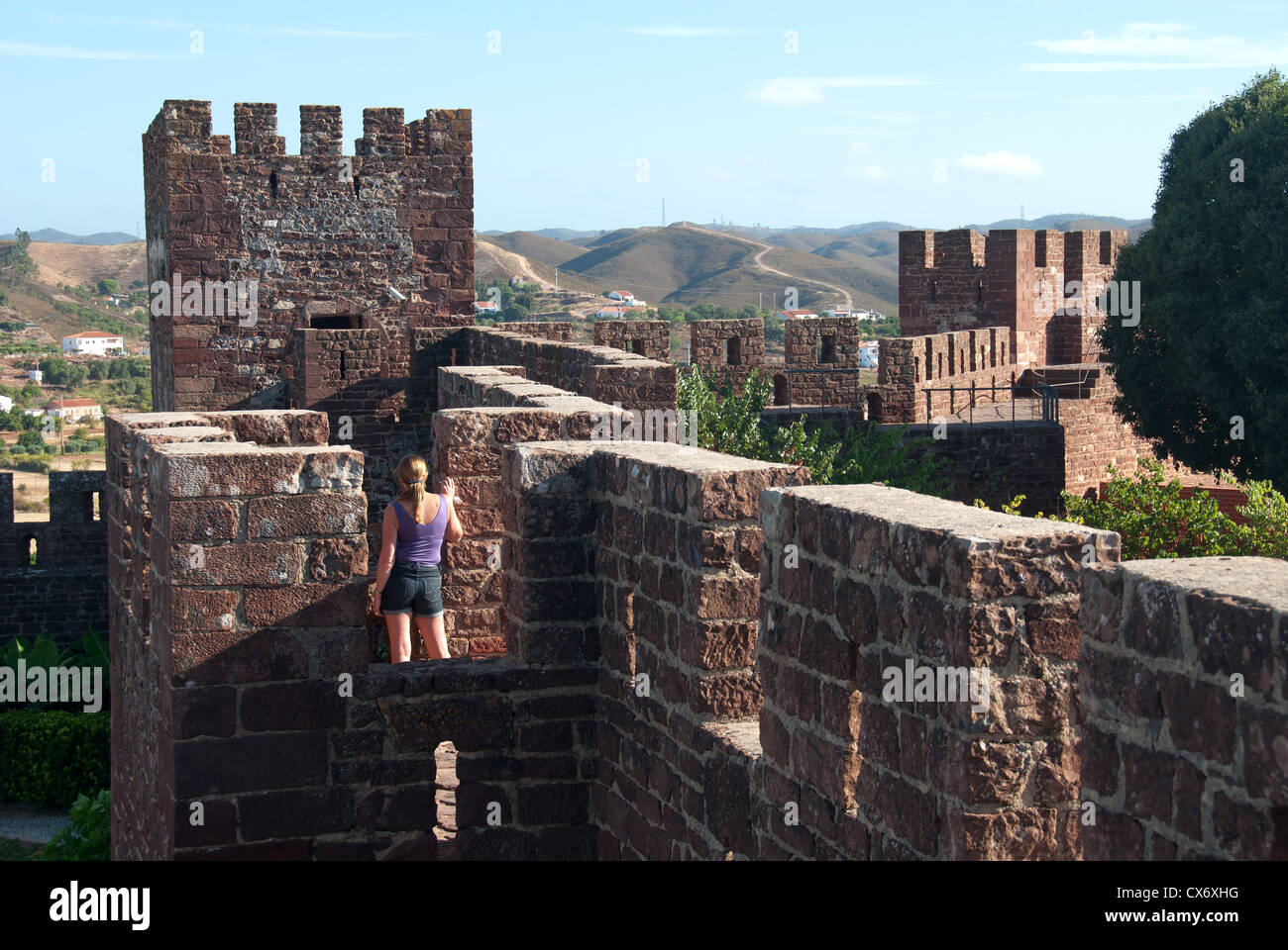 ALGARVE, Portogallo. Le mura merlate e torrette del Castello Moresco a Silves. 2012. Foto Stock
