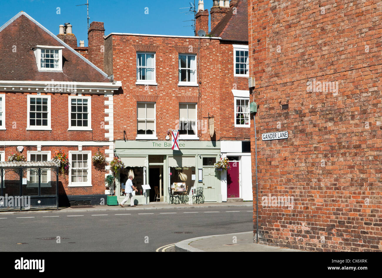 Scena di strada con mattoni rossi di edifici a Tewkesbury Gloucestershire denominato Theocsbury dopo Theoc, un Saxon che ha costruito un eremo Foto Stock