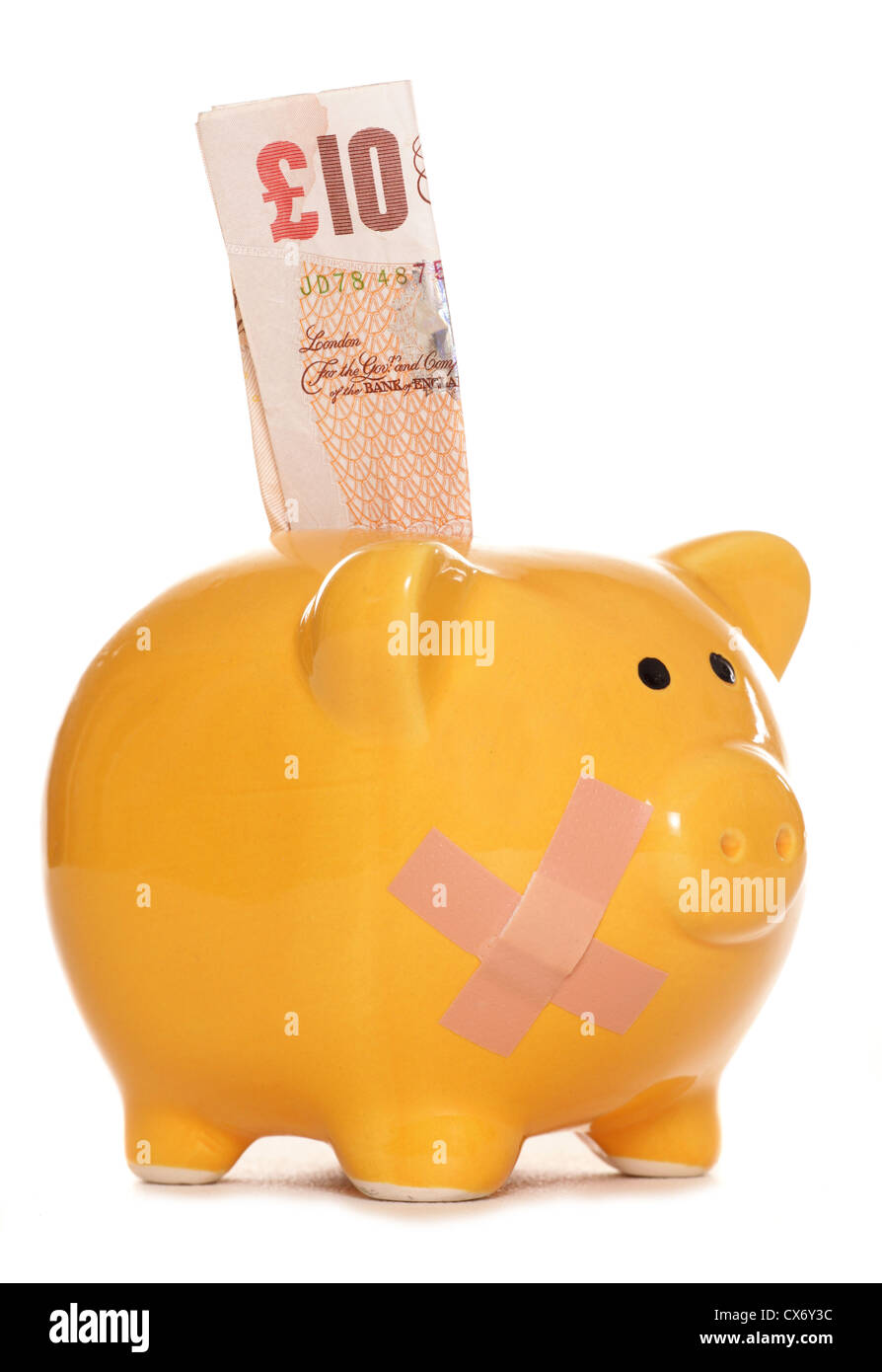 Salvadanaio con gesso e dieci pound nota studio ritaglio Foto Stock
