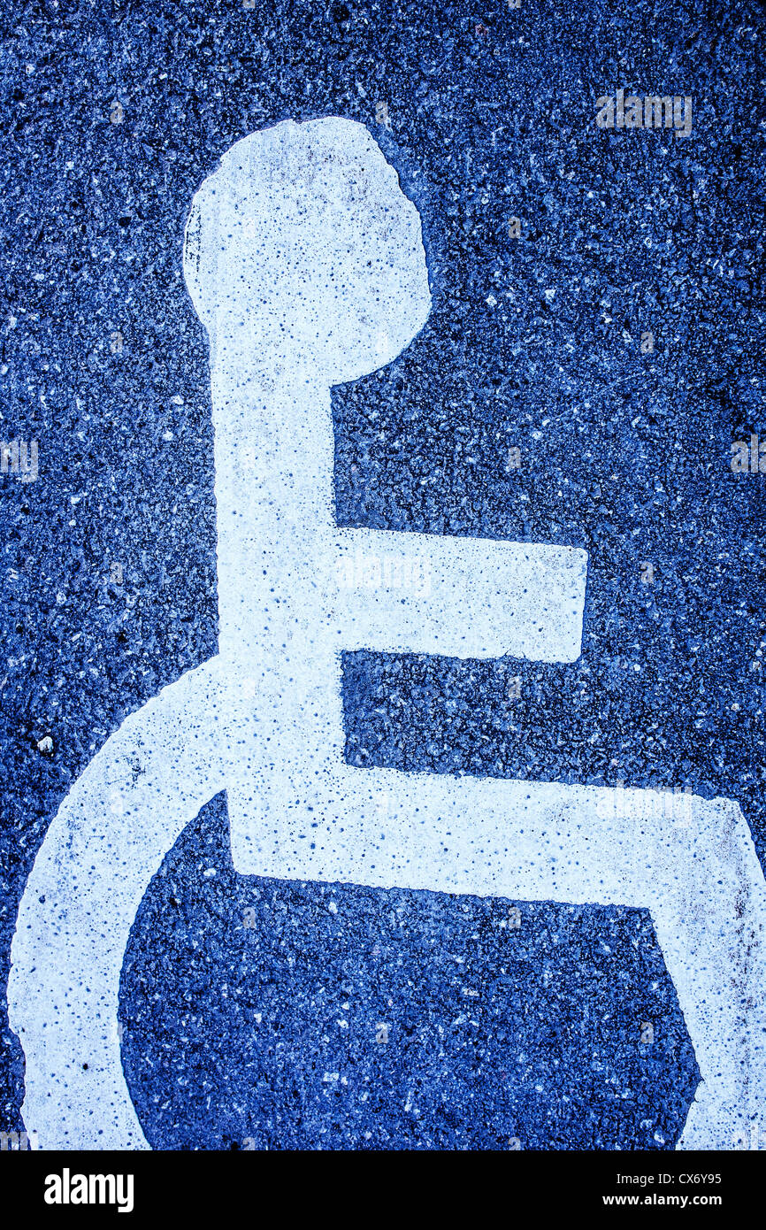 Parcheggio con handicap simbolo dipinto sull'asfalto Foto Stock