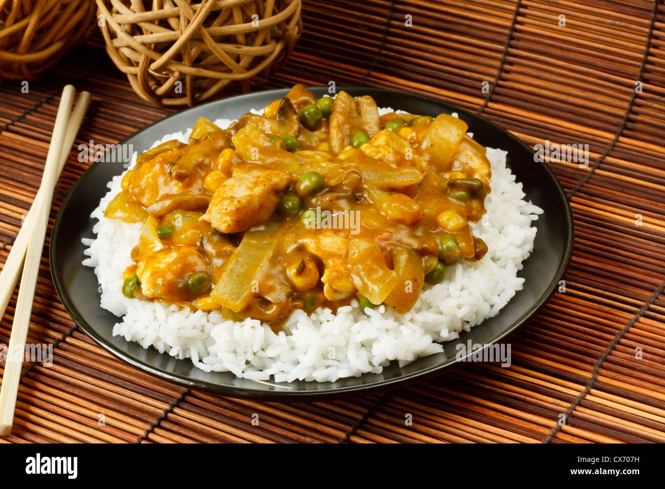 Pollo al Curry con riso bollito un popolare cinese di cibo disponibile presso take away Foto Stock