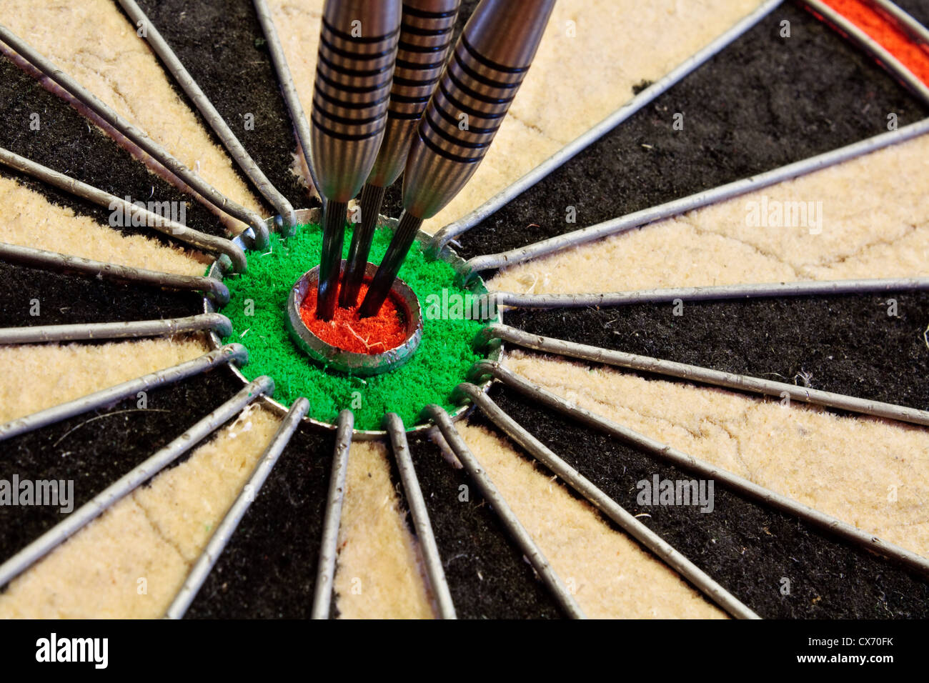 Tre freccette nel bullseye rigature centocinquanta nel torneo di freccette Foto Stock