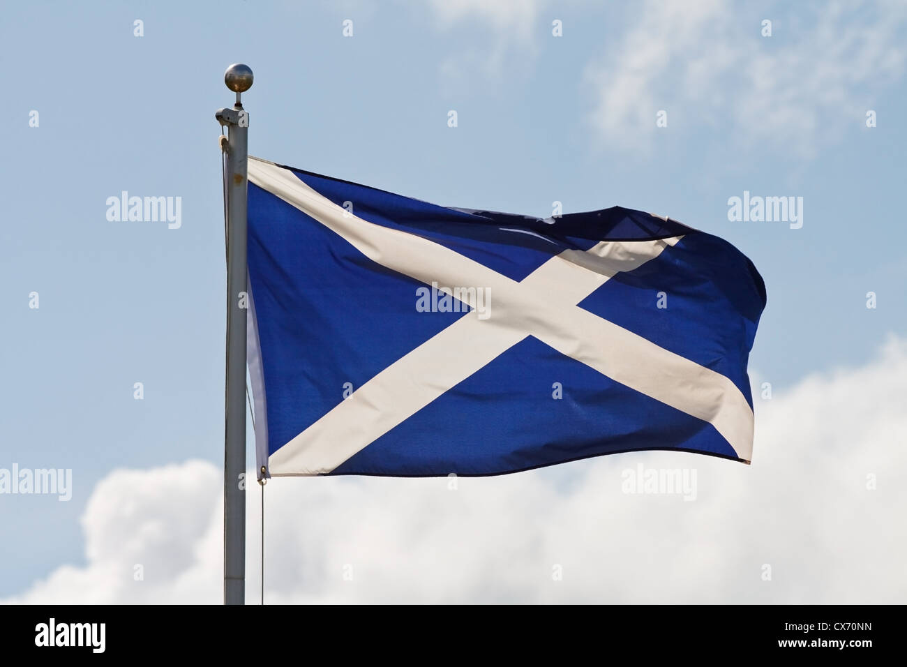 Il blu e bianco croce di Sant'Andrea la bandiera nazionale della Scozia increspature nel vento sul pennone Foto Stock