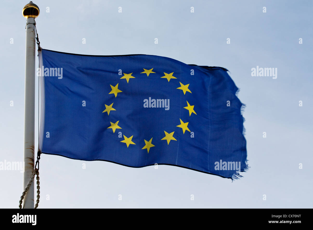 La bandiera dell'Unione europea Europa increspature nel vento sul pennone Foto Stock
