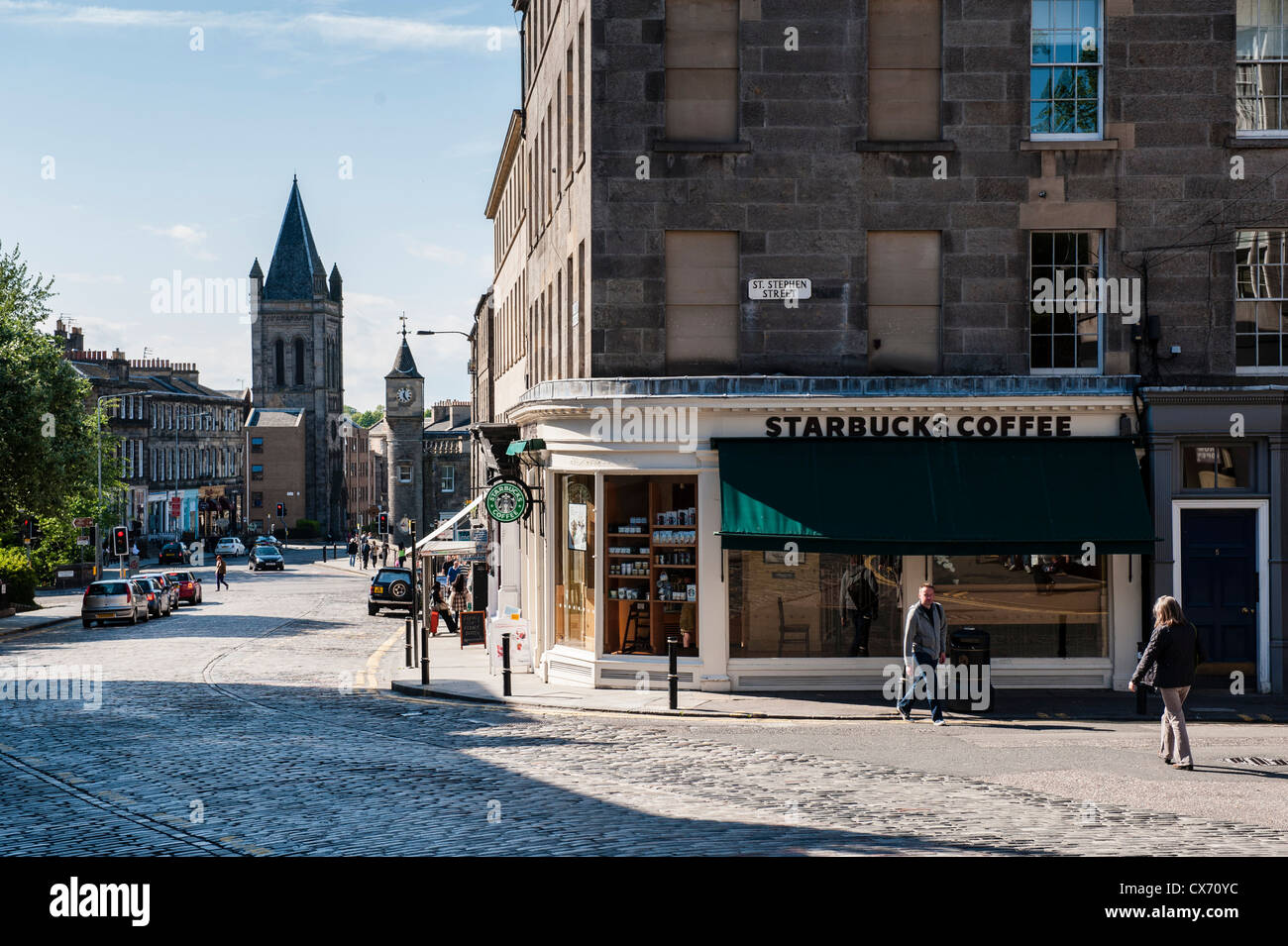 Edimburgo è la seconda città più visitata del Regno Unito dopo Londra. Famosa per il suo Festival e il centro storico con il castello. Foto Stock