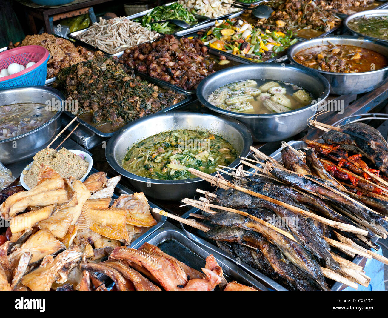 Il pesce e altri alimenti cambogiano al mercato Kandal a Phnom Penh. Foto Stock