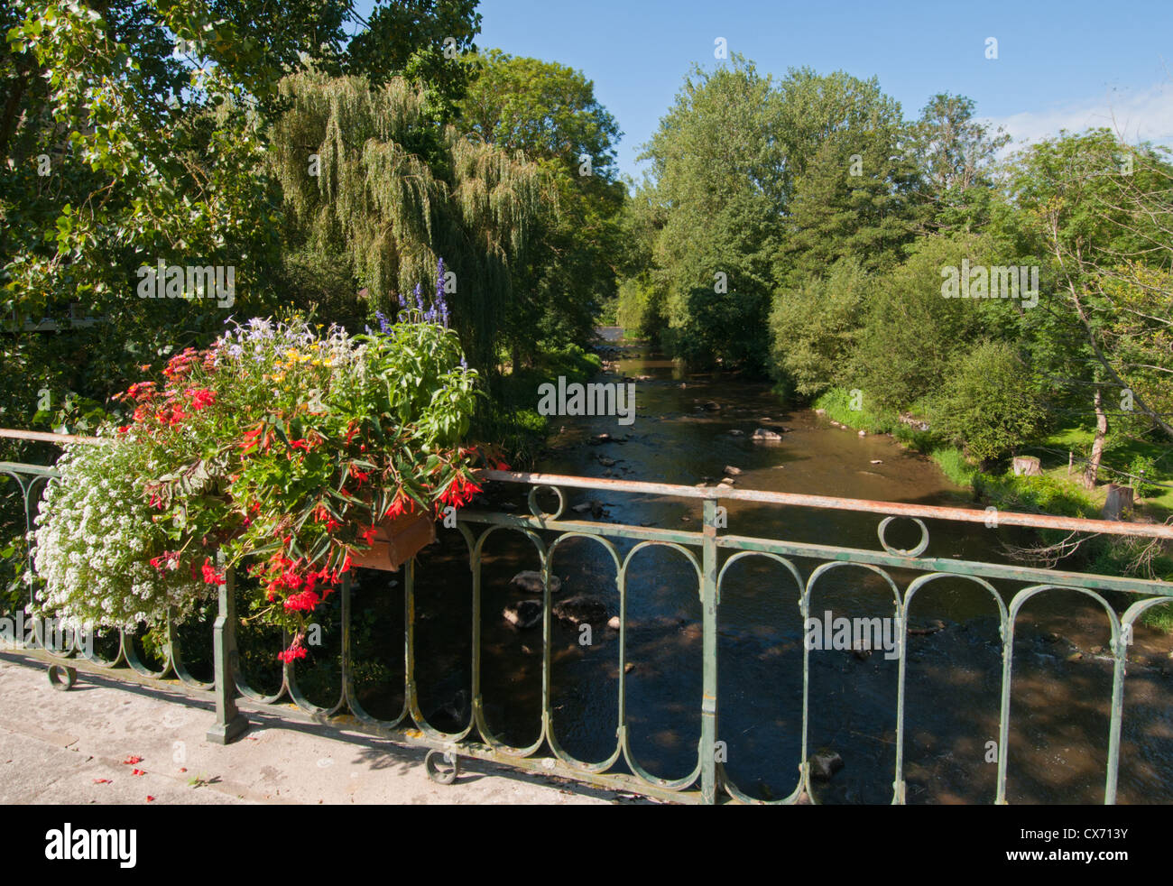 Fiume Sarthon fluisce dal grazioso villaggio di Saint-Léonard-des-Bois, Sarthe, Pays de la Loire, Francia. L'Europa. Foto Stock